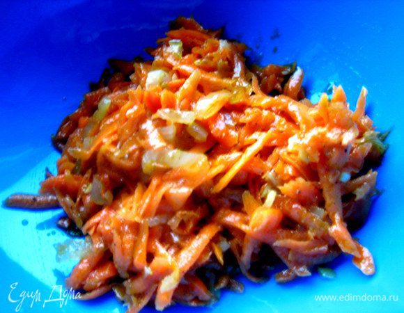 В миску возьмём морковки 150-200 г...Она у меня уже с луком...,если Ваша без лука,то лук можно обжарить и тоже добавить!