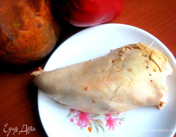 Куриная грудка осталась от курицы-гриль,но можно просто отварную взять.