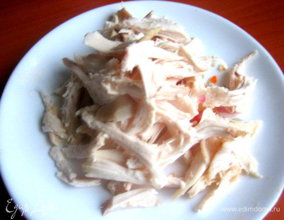 Грудку нужно распотрошить на волокна,но не очень длинные.