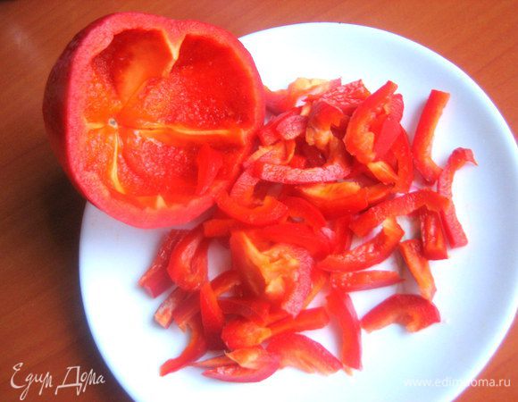 Сладкий перец нарезать примерно тоже соломкой.