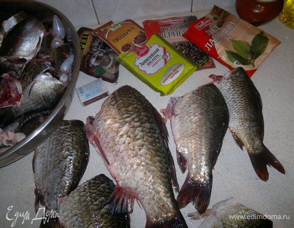 Рыбу вымыть, очистить от шелухи, выпотрошить, отрезать головы.