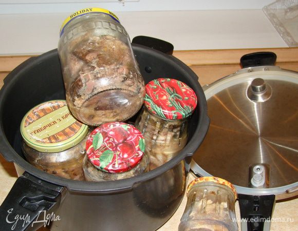 Закладываем рыбу в банки, добавляем по 1 штучке гвоздику, лавровый лист и перец, 5 шт. черного перца, лимонной кислоты (щепотку), 1 ст.л. растительного масла. 