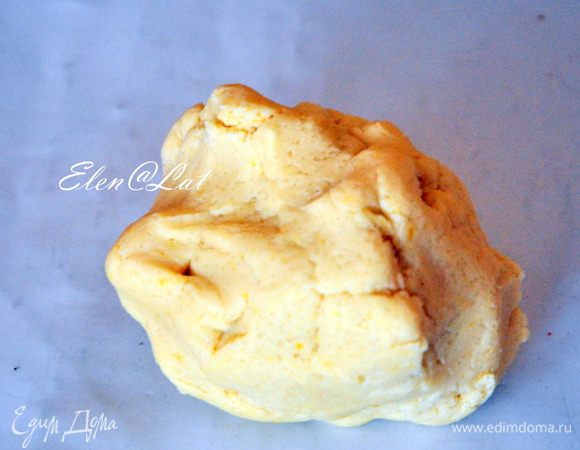 Для песочного теста, смешать все ингредиенты, скатать в шар и убрать на 30 минут в холодильник.