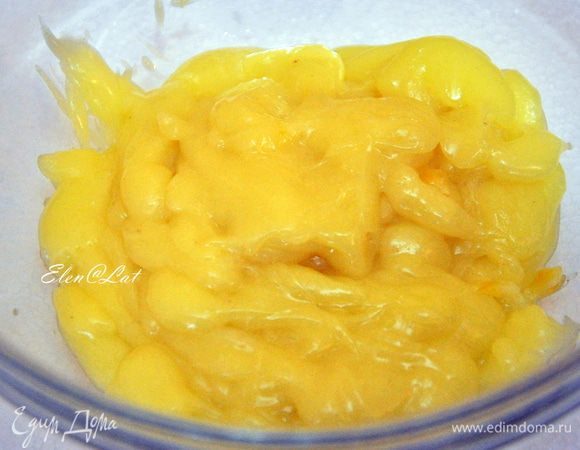 Для крема. Смешать крупную цедру, воду, сок, сахар, желтки, крахмал. Все хорошо перемешать, лучше венчиком и варить на медленном огне до загустения. В процессе добавить сливочное масло. Крем должен получиться густым. Готовый крем процедить через сито.