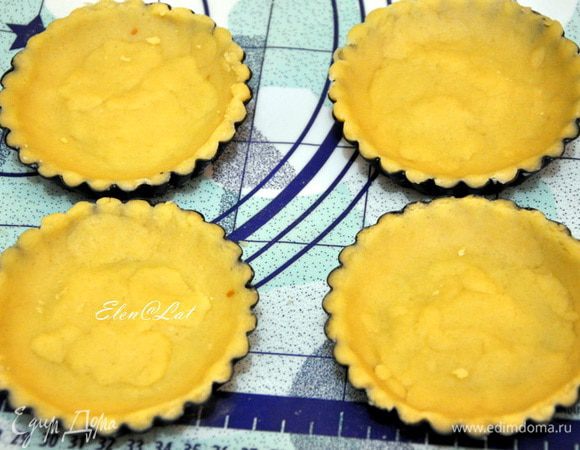 Тесто разделить на части и выложить в тарталетки, сделав своего рода корзиночки.