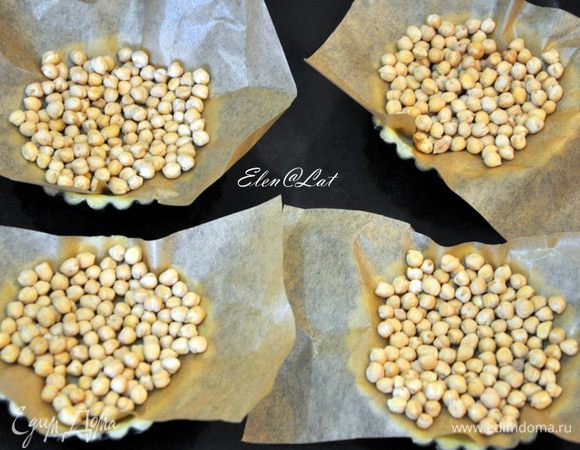 На них выложить пергамент и насыпать бобовые (у меня нут).