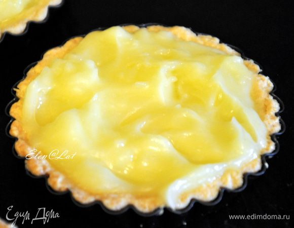 Выпекать в заранее разогретой до 180 с духовке, примерно 7-8 минут Затем убрать пергамент с содержимым и выпекать еще минут 20 до золотистого цвета. Затем достать корзиночки из духовки и распределить по ним лимонный крем.
