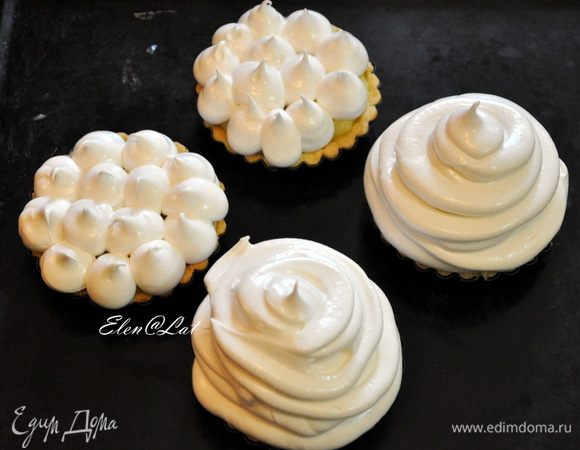 Белки взбить с щепоткой соли и лимонной кислоты в плотную пену, добавить сахар и взбить, как на безе. Затем выкладываем безе на тарталетки с кремом. Можно размазать ложкой, можно отсадить из кондитерского мешка. Выпекать при той же температуре минут 20.