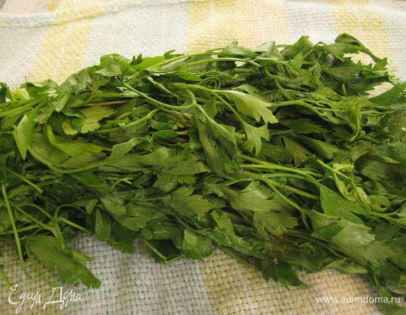 Петрушку помыть, обсушить, порезать.
Чеснок, каперсы, анчоусы порубить.