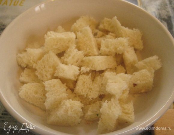 У хлеба отрезать корочки, порезать хлеб на кубики и сбрызнуть уксусом (хлеб в уксусе плавать не должен)
Яйца отварить вкрутую, почистить,отделить желтки от белков.