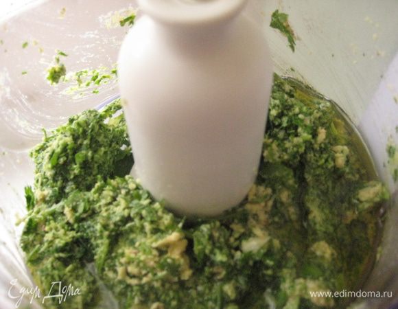 В кухонном комбайне взбить желтки яиц, каперсы, анчоусы, хлеб, чеснок, затем добавить петрушку, взбить до однородной массы и затем добавить оливковое масло.Посолить и поперчить по вкусу.