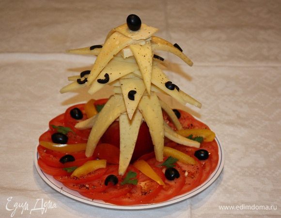 То же самое делаем с сырной елочкой. Только на блюдо выкладываем тонко порезанные  помидоры, перец и зелень. Все присыпать молотым перцем.
Смешиваем сметану, хрен, чеснок и укроп. Подаем отдельно.
