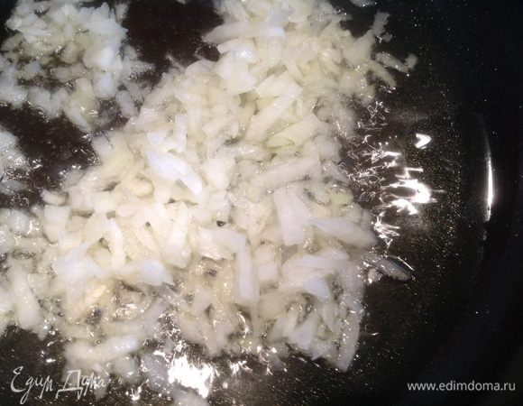Лук порезать, как можно мельче и обжарить на оливковом масле до прозрачности.