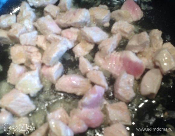 Индейку нарезать кусочками, добавить к луку, быстро обжарить на сильном огне.