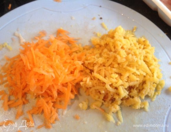 Айву и морковь натереть на крупной терке, добавить к мясу, сделать огонь тише, накрыть крышкой и тушить 5-7 минут.