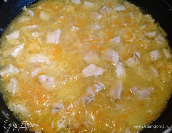 Добавить рис, предварительно слив воду. Посолить, поперчить, налить два стакана кипятка и варить 10 минут.