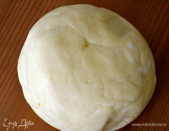 Первым делом приготовить песочное тесто - pasta brisè (или pasta brisèe) - которое на самом деле не является "тем самым песочным тестом" в нашем понимании... Это его разновидность, пришедшая к нам из французской кулинарной традиции. В своих рецептах я ОЧЕНЬ часто упоминаю и использую этот вид теста! Который в большей степени чаще используется с несладкими начинками, но возможно применение pasta brisè и в сладких пирогах, как, например, в данном конкретном рецепте. )))) Итак, из указанных ингредиентов у нас получится примерно 300 г теста. Просеиваем муку с солью в миску. Добавляем холодное масло кусочками и перетираем в крошку с мукой. Добавляем понемногу холодную (!!!) воду (желательно ложками) до получения нужной консистенции. Тесто должно сохранять свою рассыпчатую структуру. Используем указанное в ингредиентах количество воды, и тогда тесто получится нужной текстуры! Можно все это проделать с помощью кухонного комбайна (в течение 30 секунд!), помогает экономить время, и не позволяет маслу слишком сильно согреться от тепла рук... В итоге собираем тесто руками в шар, заворачиваем в пищевую пленку и убираем в холодильник минимум на 30 минут. Достать из холодильника за несколько минут перед тем, как начнем его раскатывать.    