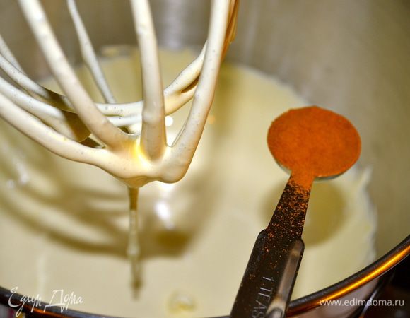 В большой миске (чаше комбайна) взбить желтки (6 шт.) с 120 г сахара и столовой ложкой корицы. 