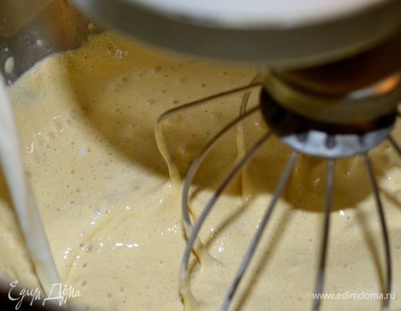 Добавить картофельный крахмал, молоко и перемешать.