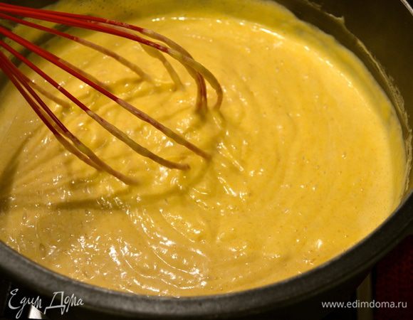 Перелить крем в кастрюльку и поставить на медленный огонь. Варить 5-7 минут, пока не загустеет. 