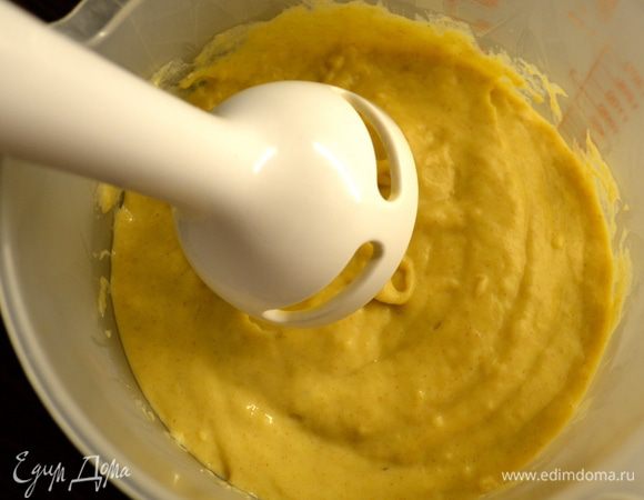 Отставить и дать остыть. Можно накрыть пищевой пленкой в контакте с поверхностью крема. Остывший крем взбить погружным миксером.