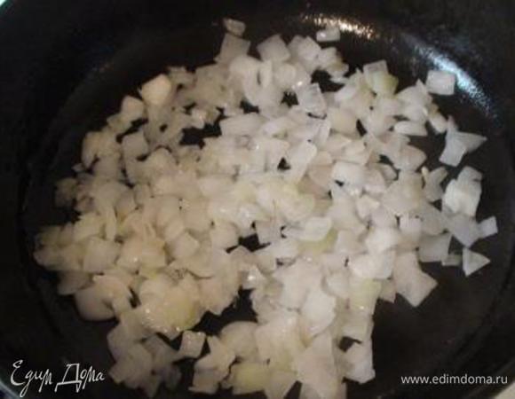 Луковицу очистить, порезать и обжарить на сковороде до прозрачности.
