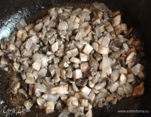 Шампиньоны помыть, порезать, добавить к луку, перемешать и запечь в духовке до готовности. Немного посолить, поперчить.