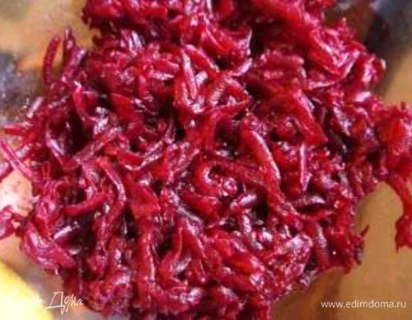 Натереть 1 свеклу на крупной терке, выложить в салатник. Посолить (с учетом соли на весь салат, а также того, что мы варили овощи в подсоленной воде и грибы тоже посолили).  Соль лучше добавлять до масла, чтобы она хорошо растворилась. Если хотите, чтобы все ингредиенты салата сохранили свой цвет – тогда сразу добавить в свеклу растительное  масло и перемешать. 