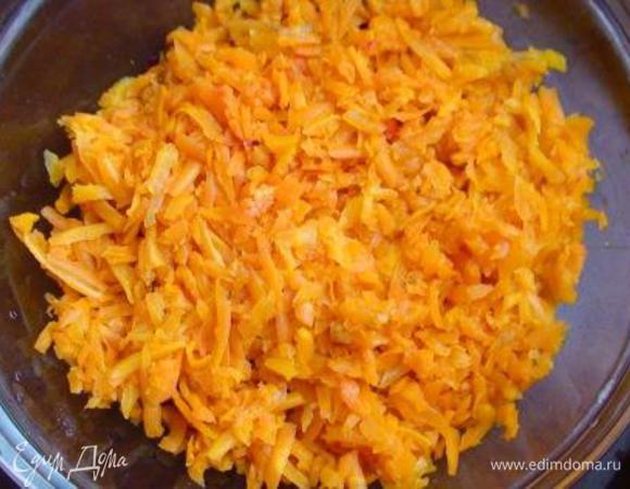 Затем добавить натертую на крупной терке морковь.