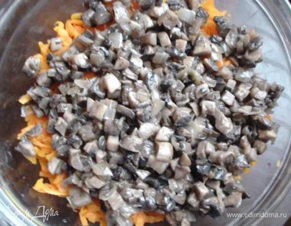 Затем грибы с луком. Все перемешать.