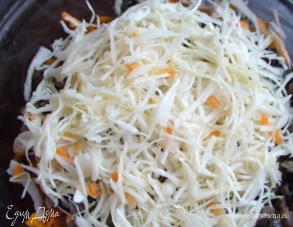 Только после этого добавить квашеную капусту, чтобы кислота, которая содержится в ее соке, не смогла проникнуть в овощи, разрушив входящие в их состав полезные микроэлементы.