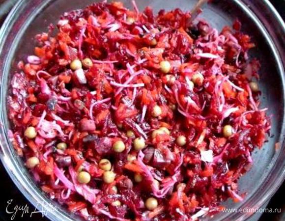 Всыпать горошек. Все перемешать.