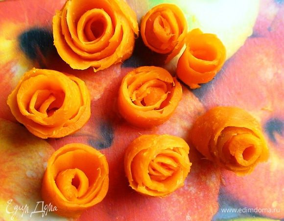 Таким же образом сделать розочки из моркови.