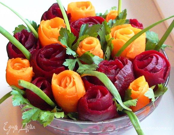 Украсить салат розами из свеклы и моркови, листьями петрушки и перьями зеленого лука.