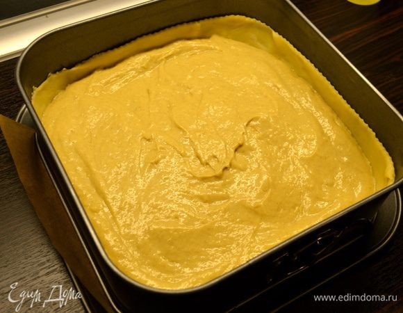 Выложить на тесто крем.