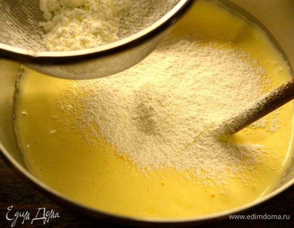 Отдельно в миске взбить яйца с оставшимся сахаром. Взбивать 10 минут. Всыпать частями, понемногу, просеянный кукурузный крахмал, каждый раз аккуратно перемешивая лопаткой движениями снизу вверх, стараясь, чтобы взбитые яйца не осели. 