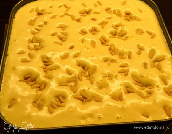 Сверху присыпать орешками и поставить в духовку на нижний уровень выпекаться на 35 минут. Готовность верхнего бисквита проверить деревянной шпажкой. Готовому пирогу дать еще постоять 10 минут в выключенной духовке, а затем достать и полностью остудить на решетке. У меня орешки немного осели в тесто в процессе выпечки, поэтому за несколько минут до того, как выключить духовку, я еще немного присыпала поверхность орешками...   