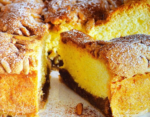 Готовый пирог переложить на сервировочное блюдо и присыпать немного сахарной пудрой и оставшейся корицей. Приятного.... ))))) 