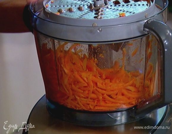 Тыкву почистить и натереть на крупной терке (лучше делать это в комбайне).