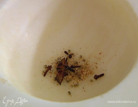 Гвоздику, бадьян, мускатный орех и зерна кардамона растереть в ступке.