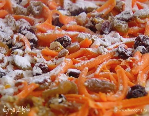 Изюм с вишней вынуть из алкоголя и выложить на тыкву, посыпать оставшимися орехами со специями, а затем 2 ст. ложками сахарной пудры.