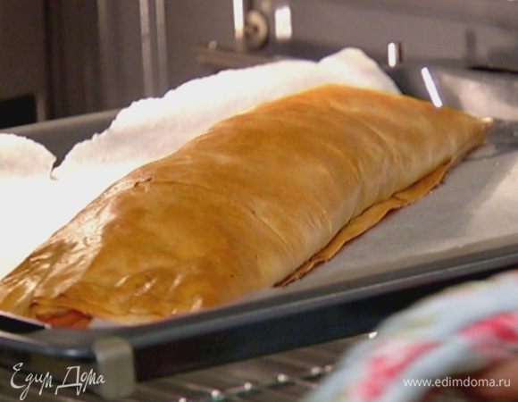 Противень выстелить бумагой для выпечки, выложить штрудель, смазать его оливковым маслом и выпекать в разогретой духовке 20 минут.