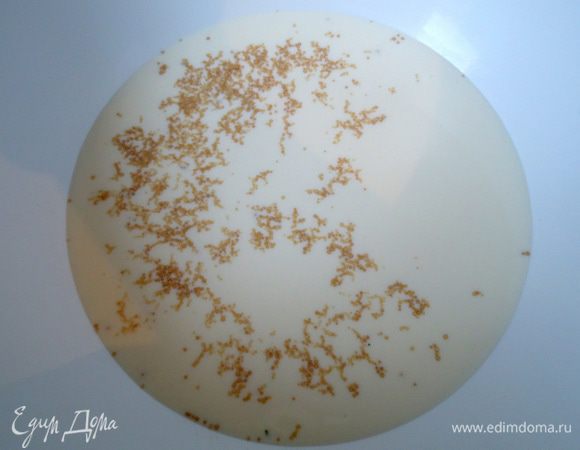 Молоко прогреть, растворить в нем дрожжи.
