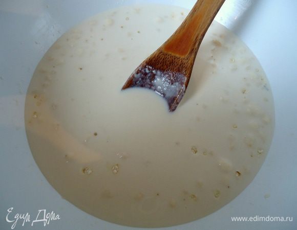 Добавить 1 ч. л. сахара и 2 ст.л. муки, перемешать, оставить на 10 минут.
