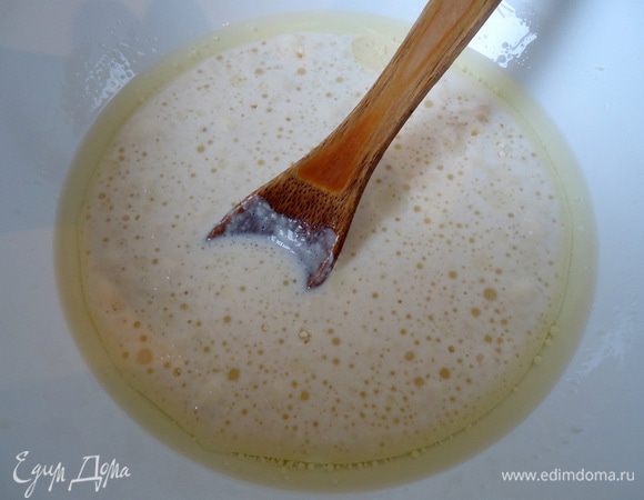 После, добавить масло и соль, перемешать.

