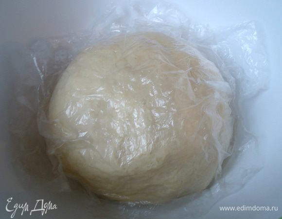 Затем обратно уложить в замесочное блюдо, прикрыть целлофаном. Оставить на 1,5 часа для подъема.