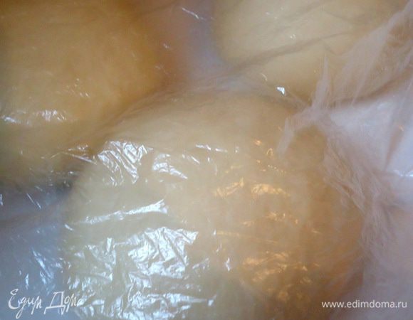 Накрыть пленкой, что бы, не заветрелись, пока будем формовать кульча.
