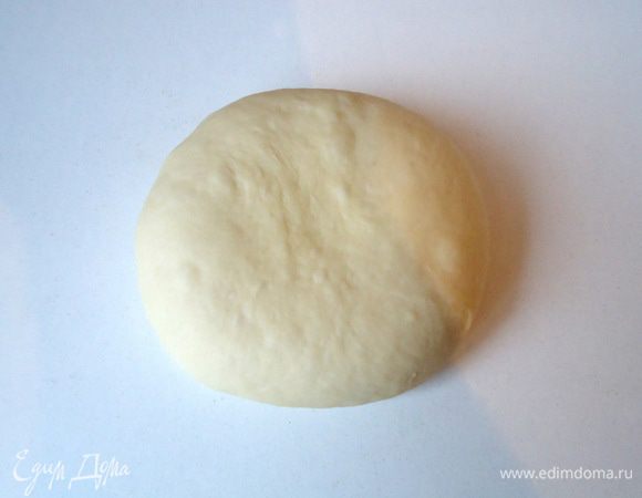 Формуем лепешку. Рукой немного расплющить каждый шар.
