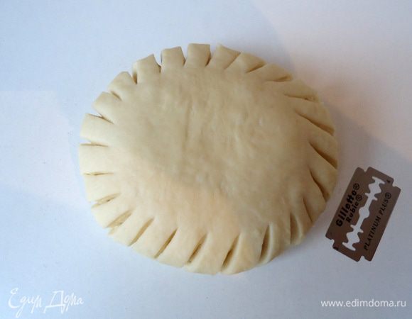 Взять лепешку в руку, и прокручивая, как диск сделать надрезы по её краю.
