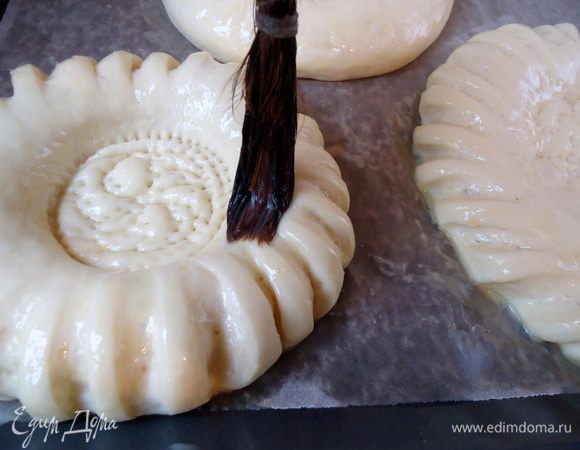 Уложить лепешки на противень, застеленный пекарской бумагой и смазанной маслом. Смазать желтком, смешанным с молоком. Дать лепешкам подняться в течение 20 минут.
Выпекать при 180 гр. в заранее разогретой духовке 25-30 минут.
